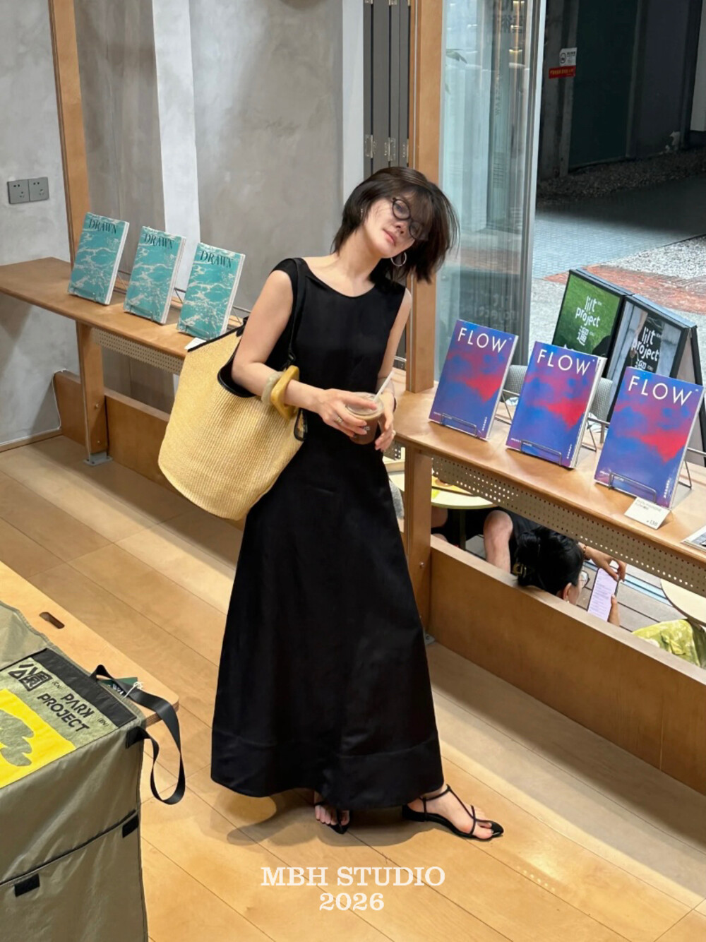 MBH Straw Bucket Bag Women Casual Vacation Large Beach Tote Shoulder Bag with Card Holder