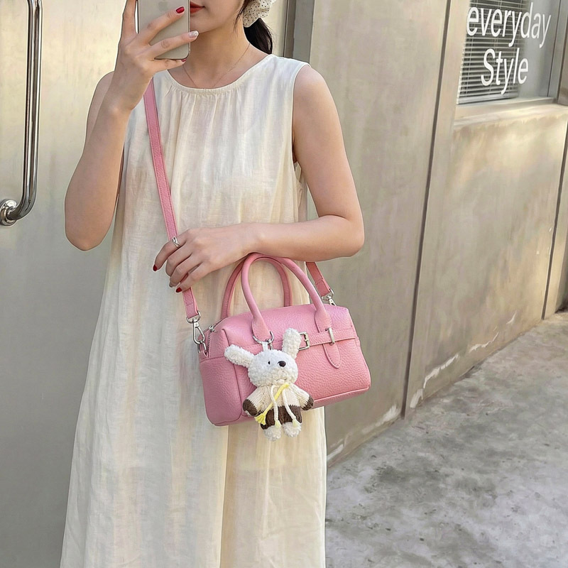 2026 Spring Korean Cute Bear Charm Litchi Pattern Handbag Crossbody Bag Women Fashion Versatile Commuter Bag
