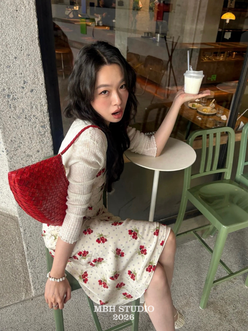 MBH Lucky Red Handwoven Tote Bag Minimalist Versatile Shoulder Bag with Inner Pouch Random Color - Image 2