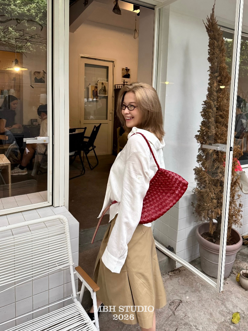 MBH Lucky Red Handwoven Tote Bag Minimalist Versatile Shoulder Bag with Inner Pouch Random Color - Image 3