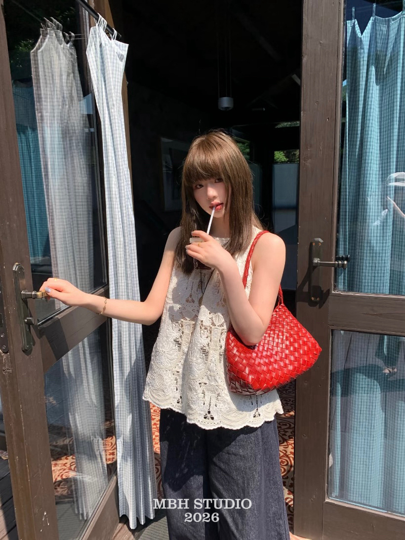 MBH Lucky Red Handwoven Tote Bag Minimalist Versatile Shoulder Bag with Inner Pouch Random Color - Image 4